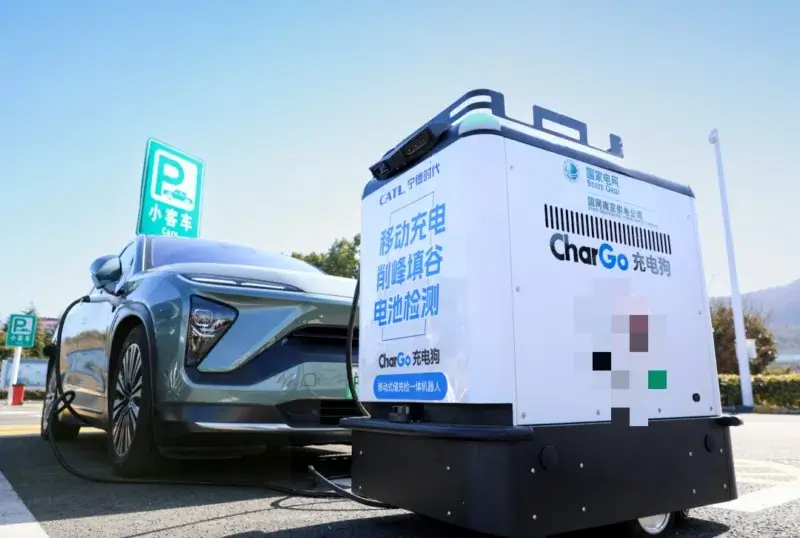 Meet the Mobile Power Bank: China’s New Robot That Finds and Charges Parked EVs Automatically 2 China’s New Robot